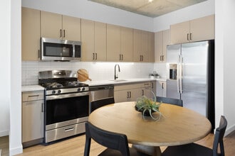 411 W Chicago Ave in Chicago, IL - Foto de edificio - Building Photo