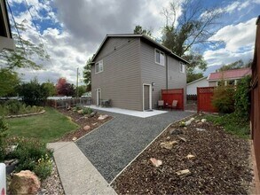 233 NW Cedar Ave in Redmond, OR - Building Photo - Building Photo