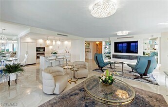 8111 Bay Colony Dr in Naples, FL - Building Photo - Building Photo