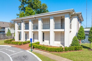 Oak Alley Apartments in Gretna, LA - Building Photo