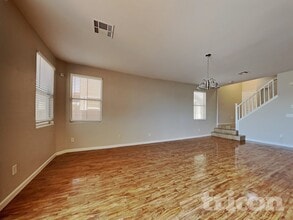 4598 Hearts Desire Ave in Las Vegas, NV - Foto de edificio - Building Photo