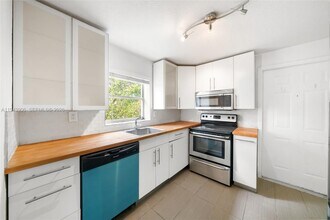 3262 Elizabeth St-Unit -4 in Miami, FL - Building Photo - Building Photo