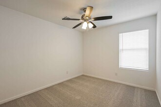 3704 Axis Hl St in New Braunfels, TX - Foto de edificio - Building Photo