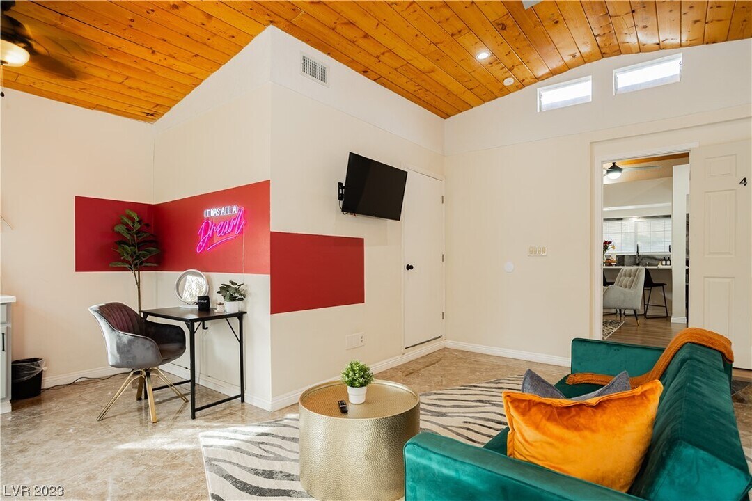 2205 Santa Paula Dr in Las Vegas, NV - Building Photo