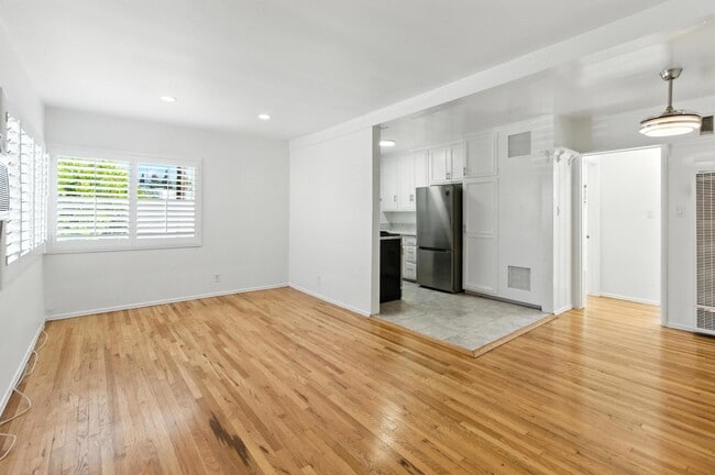 14205 Moorpark St in Sherman Oaks, CA - Building Photo - Building Photo