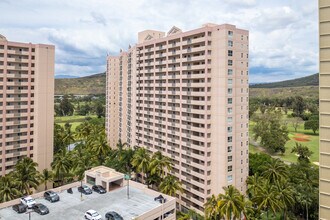 Country Club Village 4 in Honolulu, HI - Foto de edificio - Building Photo