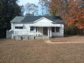 208 Clemson St in Laurens, SC - Building Photo