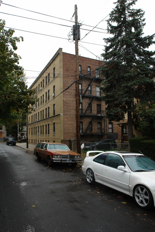 508 Van Cortlandt Park Ave in Yonkers, NY - Building Photo - Building Photo