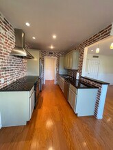 451 S Barrington Ave, Unit 102 in Los Angeles, CA - Building Photo - Building Photo