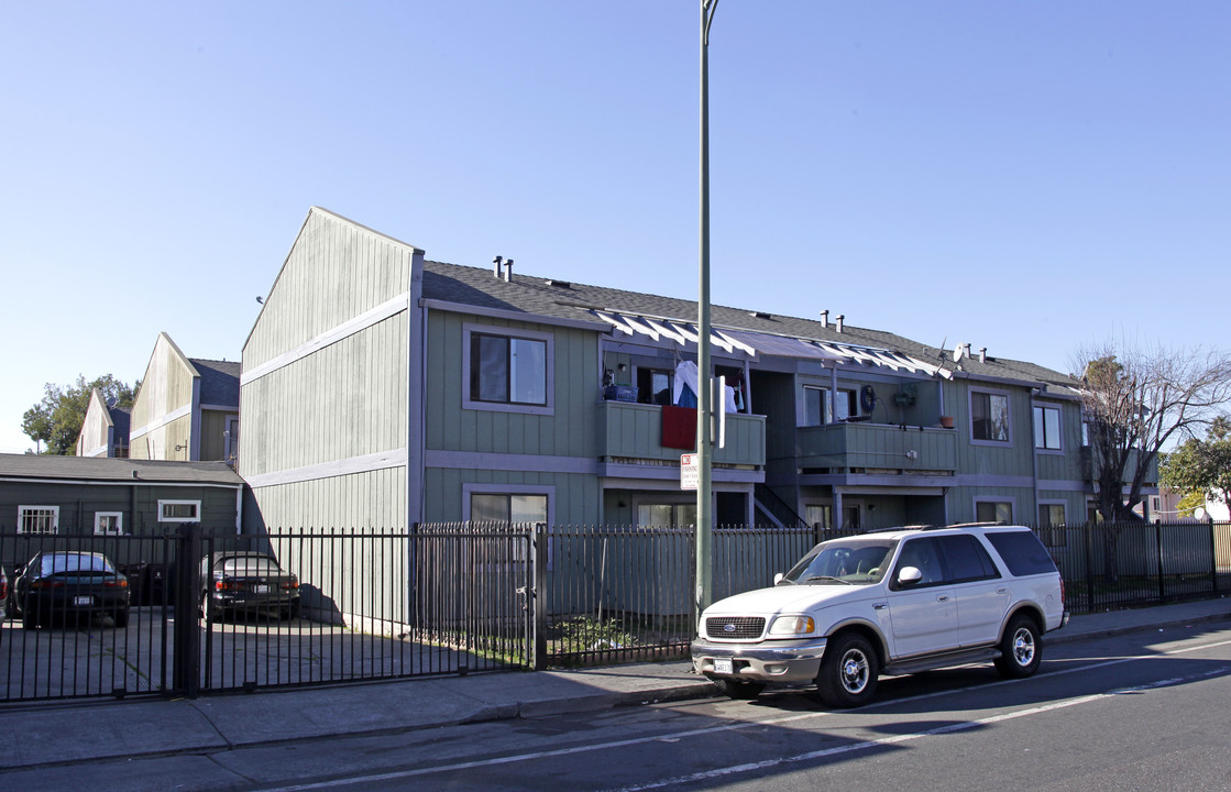 4527 Bancroft Ave in Oakland, CA - Foto de edificio