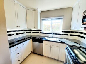 1217 Paloma Ave in Burlingame, CA - Building Photo - Building Photo