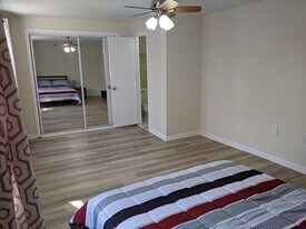 7913 Central Park Cir, Unit Master Bedroom in Alexandria, VA - Building Photo