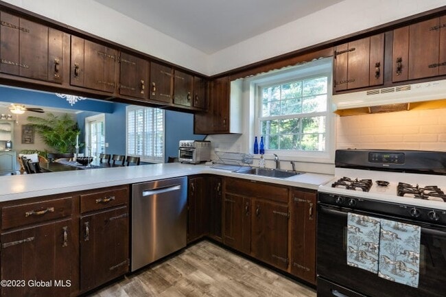 1 Patricia Ln in Saratoga Springs, NY - Foto de edificio - Building Photo