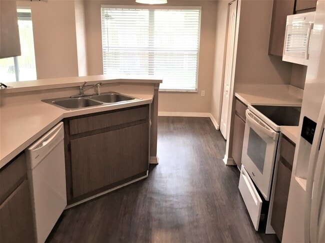 837 Greenbelt Cir in Brandon, FL - Building Photo - Building Photo