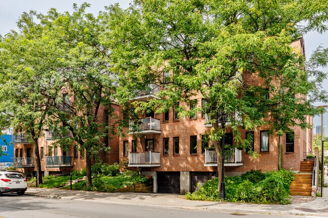 2345 Notre-Dame Rue O in Montréal, QC - Building Photo - Building Photo