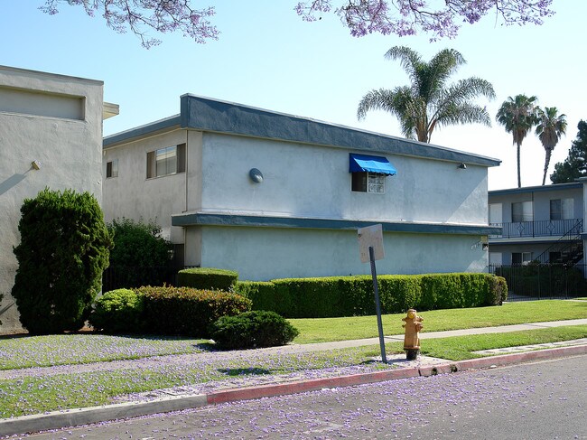 11561 Stuart Dr in Garden Grove, CA - Foto de edificio - Building Photo