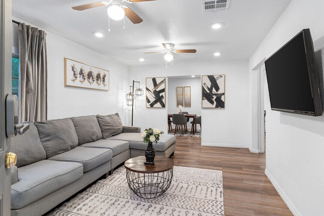 3701 1/2 E Osborne Ave in Tampa, FL - Building Photo
