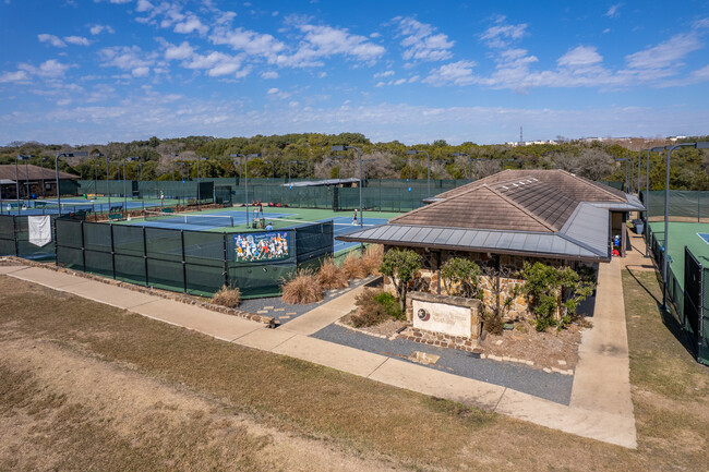 13001 Spanish Oaks Club Dr in Bee Cave, TX - Foto de edificio - Building Photo