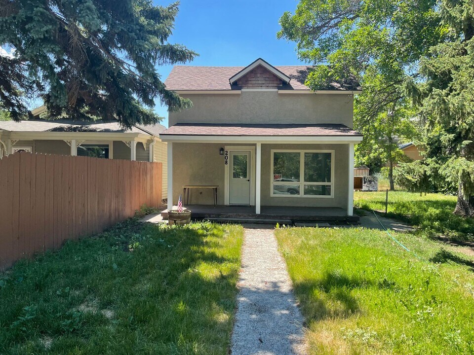 208 S H St in Livingston, MT - Building Photo