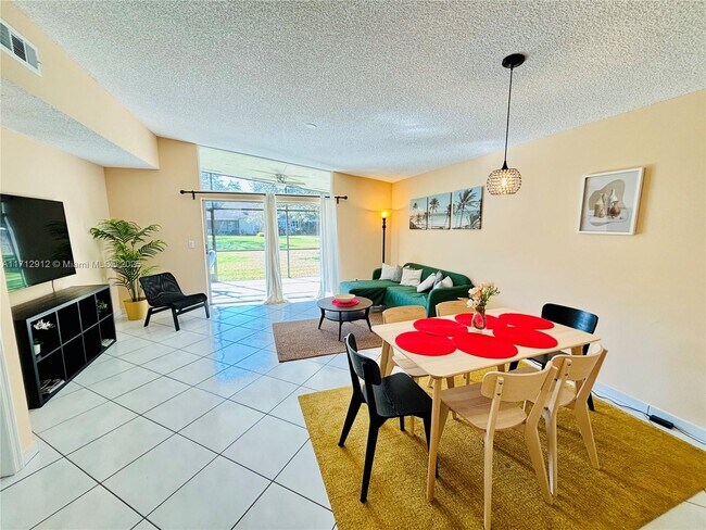 15712 Woodgate Ct in Sunrise, FL - Foto de edificio - Building Photo