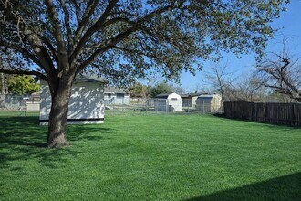 5855 Castle Brook Dr in San Antonio, TX - Building Photo - Building Photo