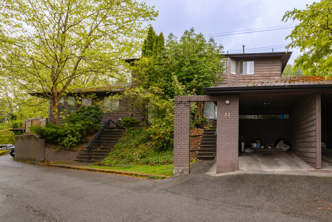 Crescentview Townhomes in Coquitlam, BC - Building Photo - Primary Photo