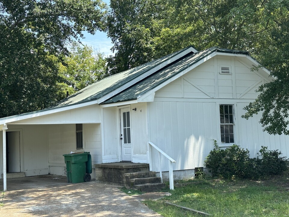 147 S Canal St in Tupelo, MS - Foto de edificio