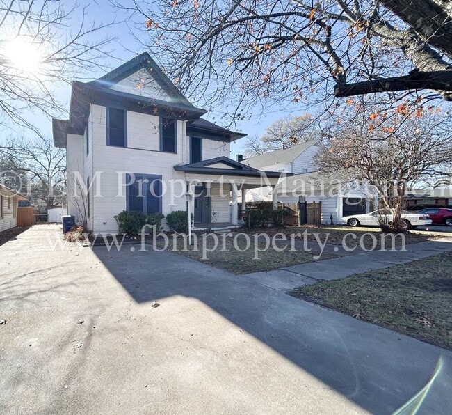 405 W Denton St in Ennis, TX - Building Photo - Building Photo