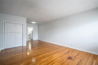 330 84th St in Miami Beach, FL - Foto de edificio - Building Photo