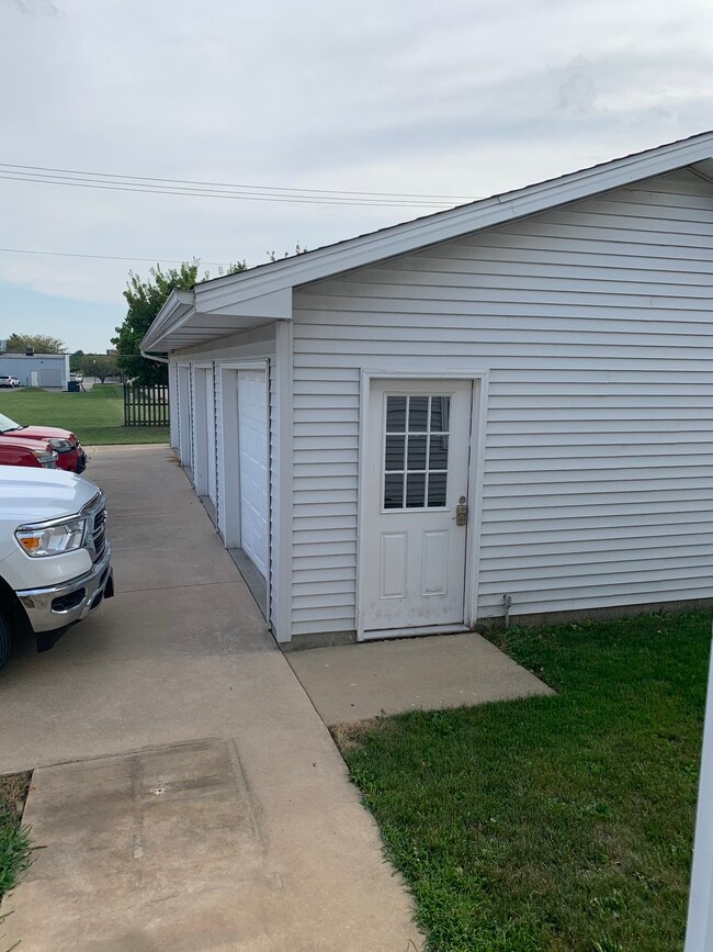 360 Heritage Dr, Unit 4 in Bourbonnais, IL - Building Photo - Building Photo