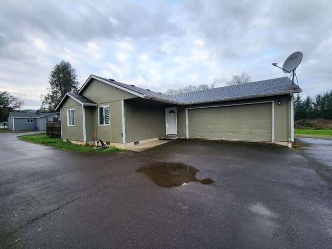 4218 Long St in Sweet Home, OR - Building Photo - Building Photo