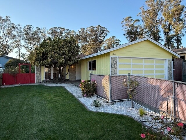 914 Palma St in El Granada, CA - Building Photo - Building Photo