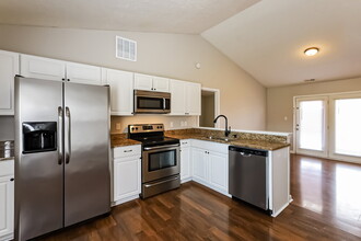 8880 Woodpointe Cir in Indianapolis, IN - Building Photo - Building Photo