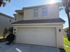 6094 Oak Bluff Way in Greenacres, FL - Foto de edificio - Building Photo