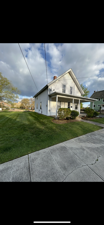 169 Mansfield Ave in Willimantic, CT - Building Photo