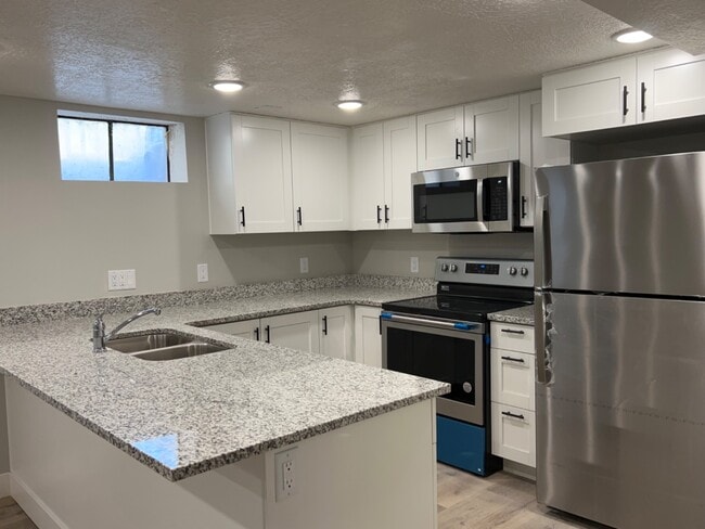 702 N 100 W in Logan, UT - Foto de edificio - Building Photo