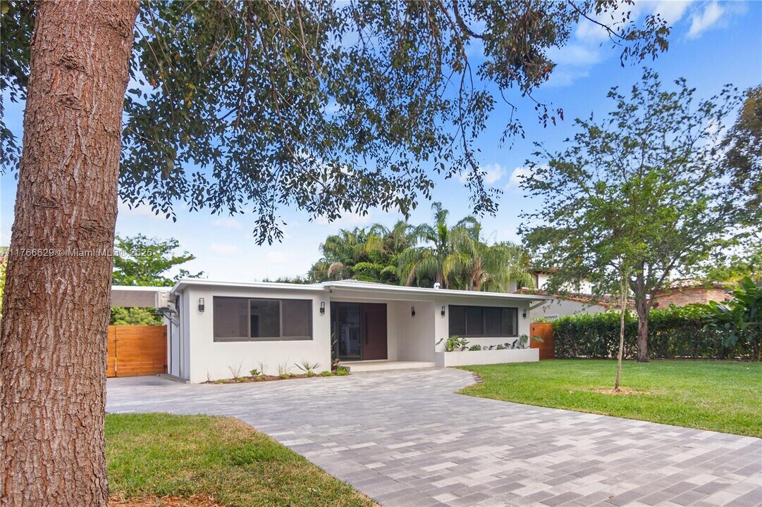 7101 SW 64th Ct in South Miami, FL - Building Photo
