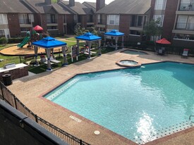 Parque at Bellaire Apartments