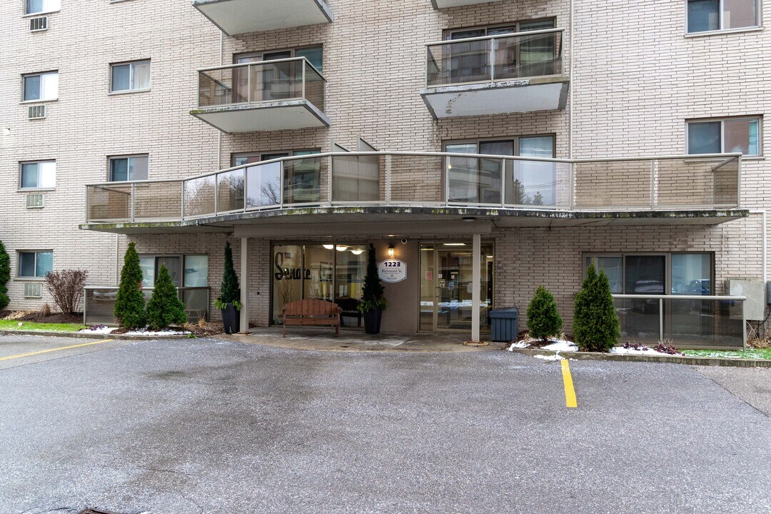 1223 Richmond St in London, ON - Building Photo