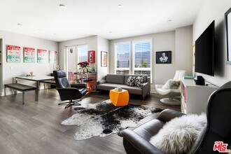6030 S Seabluff Dr in Los Angeles, CA - Building Photo - Building Photo