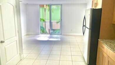945 Michigan Ave, Unit 1 in Miami Beach, FL - Building Photo - Building Photo