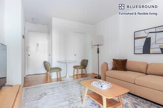 300 E 46th St in New York, NY - Building Photo - Building Photo