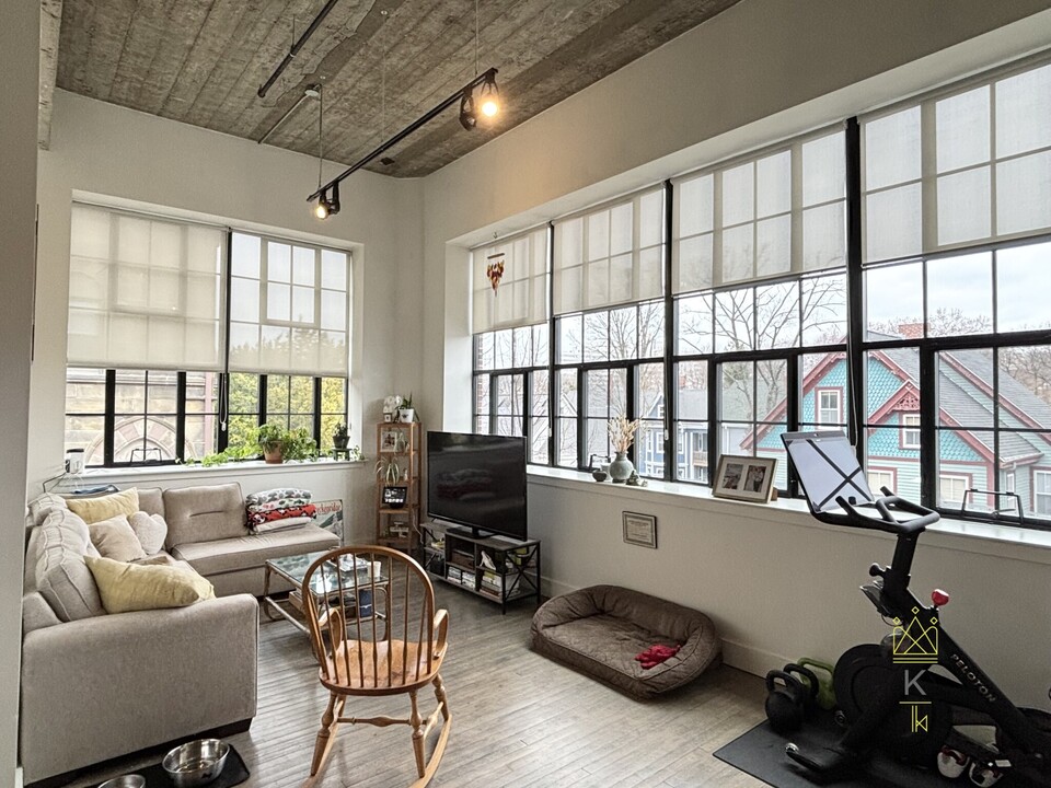20 Sunnyside St in Boston, MA - Building Photo