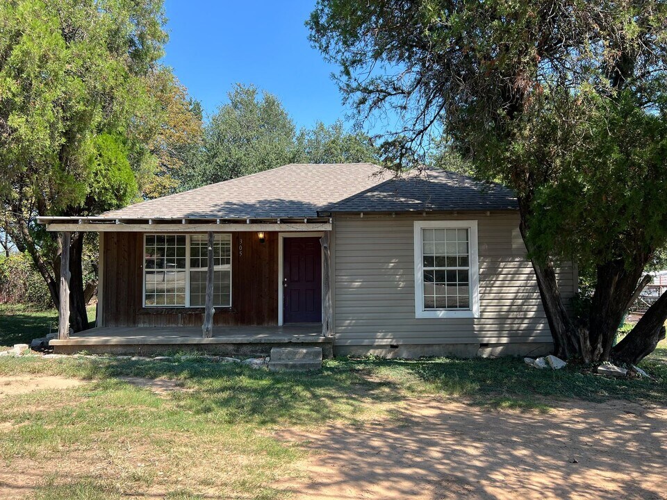 305 E Rd in Stephenville, TX - Building Photo