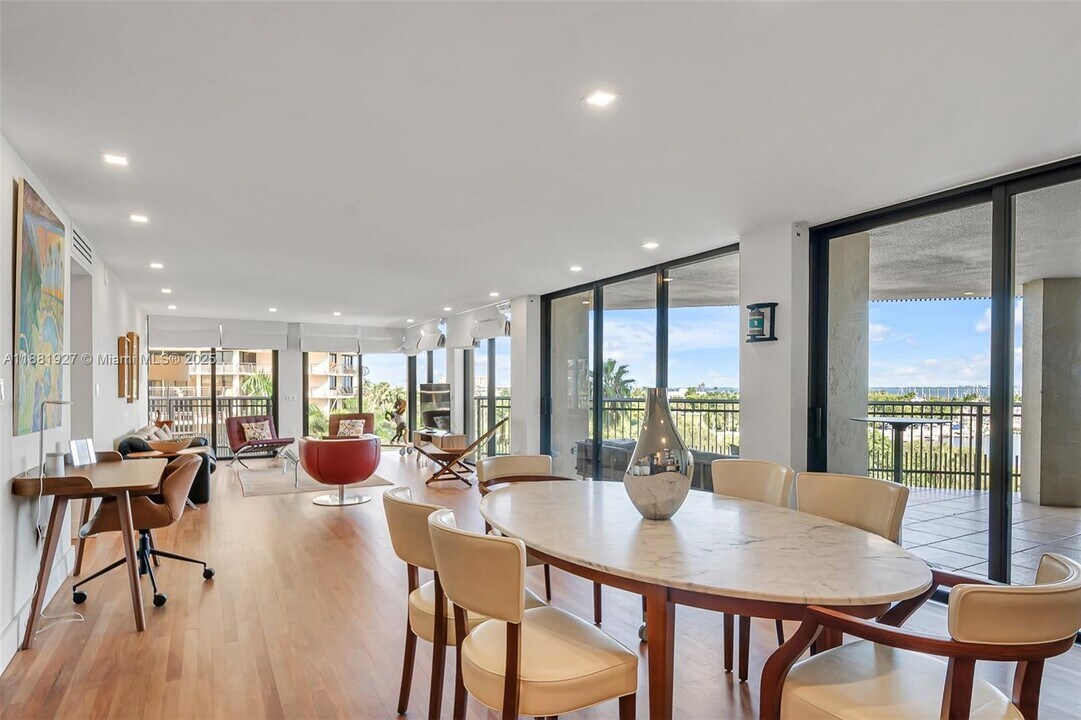 2901 S Bayshore Dr in Miami, FL - Building Photo