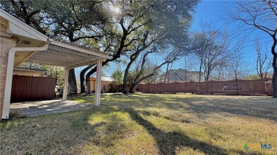 725 Royal St in Salado, TX - Foto de edificio - Building Photo