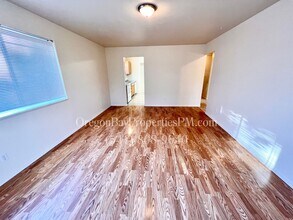 623-625 Clay St in Coos Bay, OR - Building Photo - Building Photo