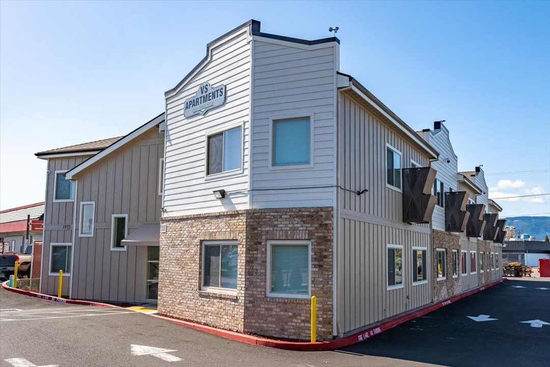 VS Apartments in Medford, OR - Building Photo