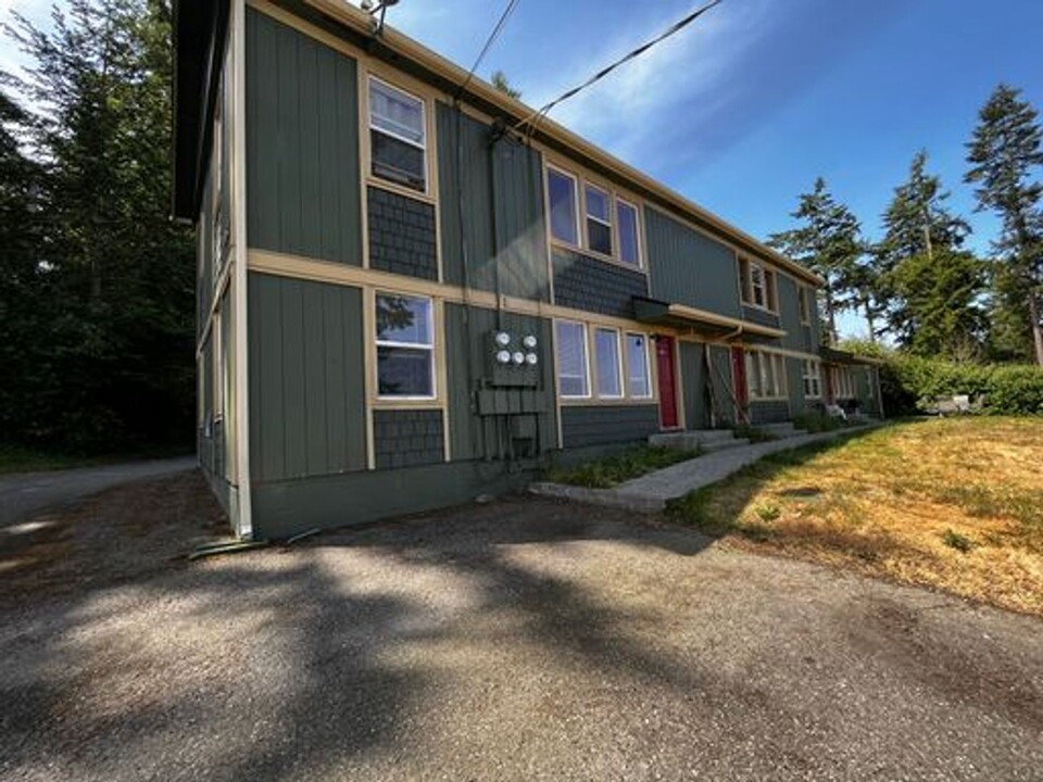 3157 Hawks Prairie Rd in Oak Harbor, WA - Building Photo