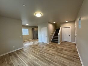 441 Talent Ave in Talent, OR - Building Photo - Interior Photo